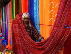 Sunday textile market on the sidewalks of Karachi