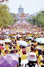 Almost a million people awaiting Bhumibol's arrival at ceremonies marking his 60th anniversary as King, June 9, 2006