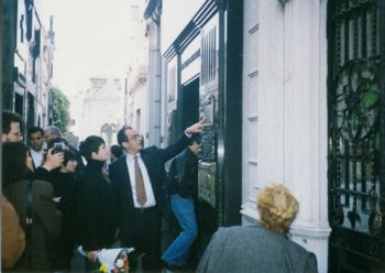 Liza Minnelli reading the plaque on Eva Perón's tomb, 1993. In the early 1980s, Minnelli was considered for the lead role in the movie version of the musical Evita. 