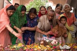 Women making offerings on the banks of the river Shipra, Ujjain