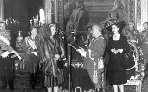 Eva Perón, during her 1947 visit to Spain, receives an award from Francisco Franco.