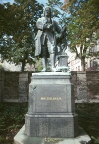 Since being moved in 1938, the Donndorf statue of Bach now stands in the Frauenplan in Eisenach. The pedestal has been shortened and the relief now is at the wall in the background