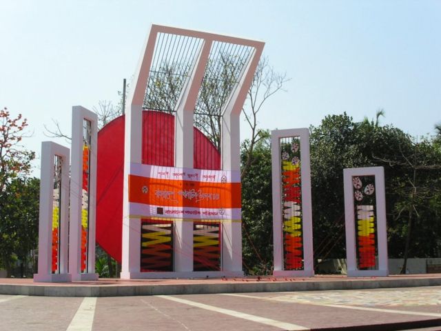 Image:Shaheed minar Roehl.jpg