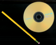 Size comparison: A 12�cm Sony DVD+RW and a 19�cm pencil.