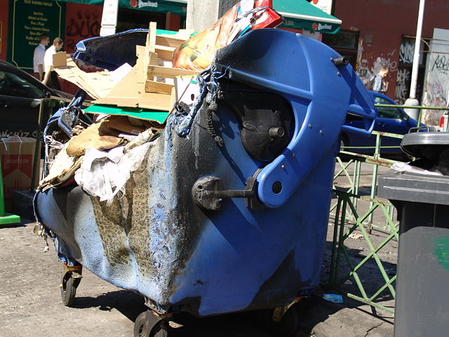 Image:Damaged trash can (prague).JPG