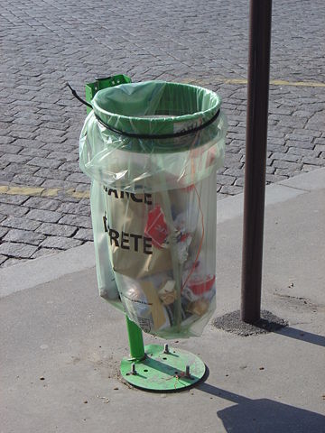 Image:Plastic bag trashcan Paris Vigipirate dsc00718.jpg