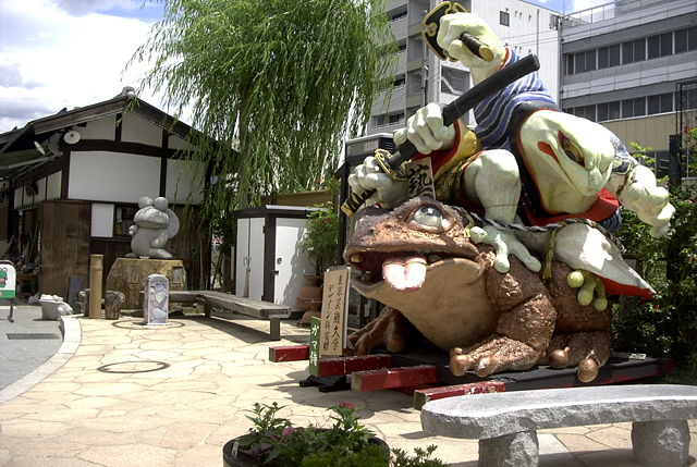 Image:JapanFrogLizardSculpture.jpg