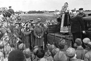 Lidiya Ruslanova performing for Soviet soldiers during the Great Patriotic War.