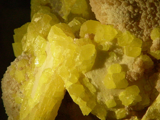 Image:SulphurCrystal.jpg