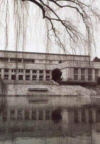 The pool with the Klimsch Sculpture "Am Wasser" (at the water). The Casino is in the background.