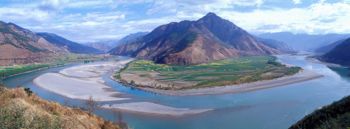 The first turn of the Yangtze at Shigu (石鼓), Yunnan Province, where the river turns 180 degrees from south- to north-bound.