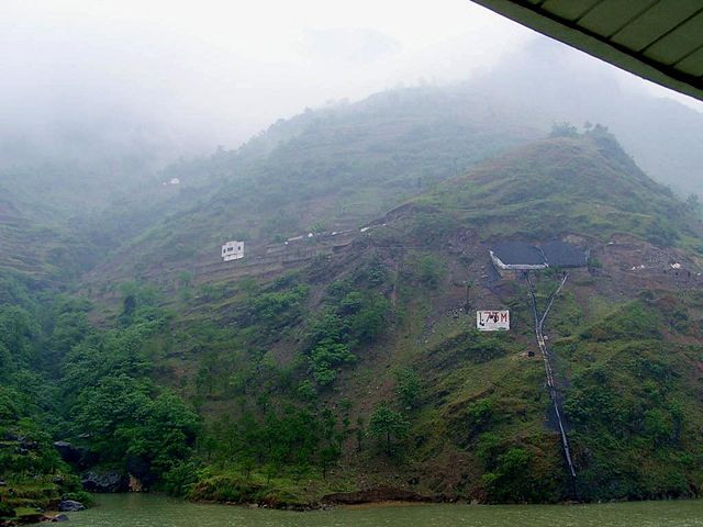 Image:Yangzi river coal barge loading point.jpg