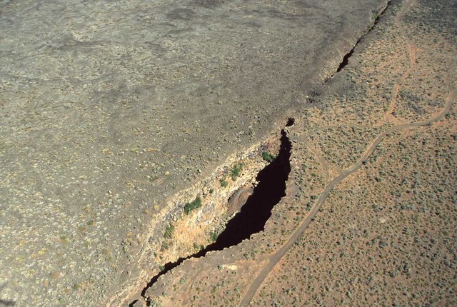 Image:Kings Bowl and Great Rift from air.jpg