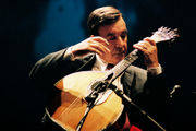 Ant�nio Cha�nho and his Portuguese guitar