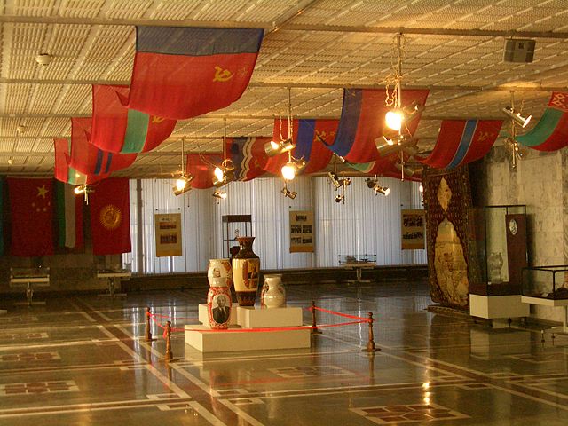 Image:E7901-Bishkek-museum-Lenin-carpet.jpg