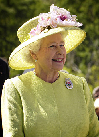 Image:Elizabeth II greets NASA GSFC employees, May 8, 2007 edit.jpg