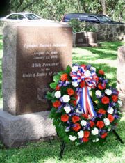 A memorial wreath at the grave of former U.S. President Lyndon Baines Johnson, August 27, 1999.