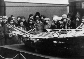 Creating the heritage: schoolchildren at a 1930 exhibition of the Kvitøya finds at Liljevalchs konsthall, Stockholm.