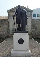 Statue of George Washington, with a medallion of his French ancestor Nicolas Martiau, born in �le de R�, France