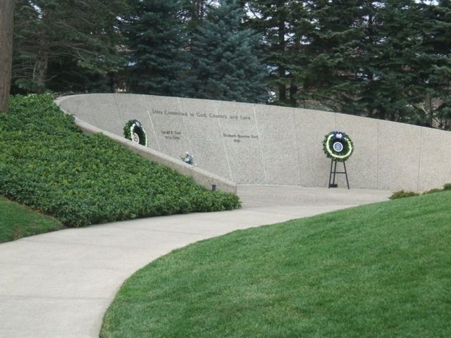 Image:Fords grave.jpg