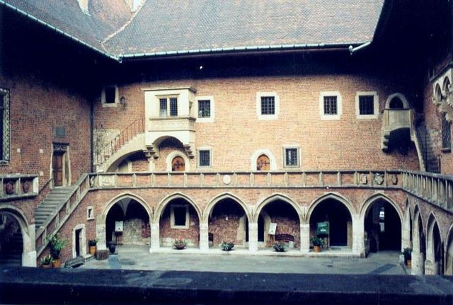 Image:Courtyard of Collegium Maius, Krakow.jpg