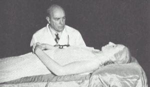 Dr Ara inspects Eva Per�n's embalmed corpse.