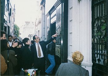 Liza Minnelli reading the plaque on Eva Per�n's tomb, 1993. In the early 1980s, Minnelli was considered for the lead role in the movie version of the musical Evita.