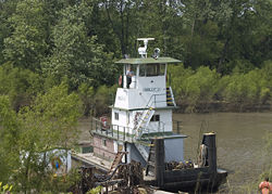 Tug Holly J near Ste. Genevi�ve, Missouri.