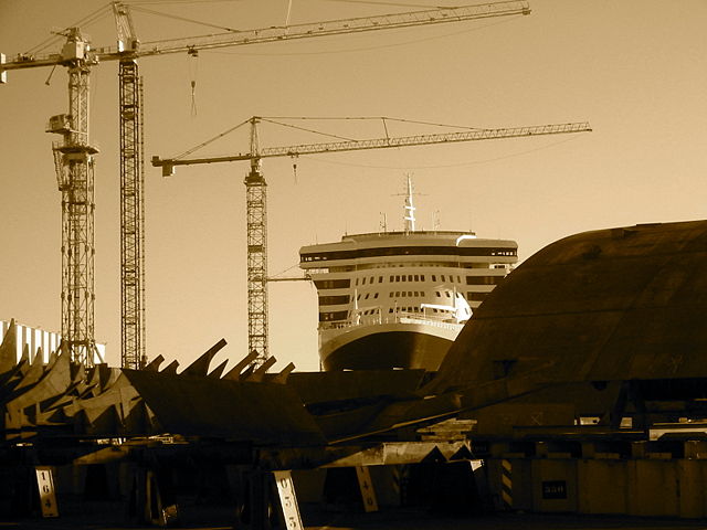 Image:QM2 St Nazaire.jpg