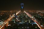 Kingdom Tower at night.JPG