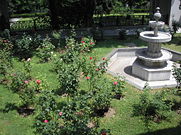 Fountain courtyard Topkapi Palace 2005.jpg