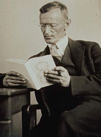 Hermann Hesse 1927 Photo Gret Widmann.jpg