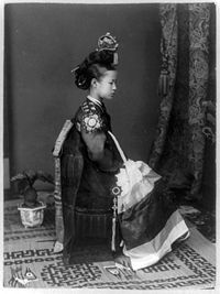 A Kisaeng girl circa 1910