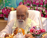 MaharishiMaheshYogi-04.jpg