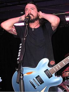 Grohl live with the Foo Fighters, 2007