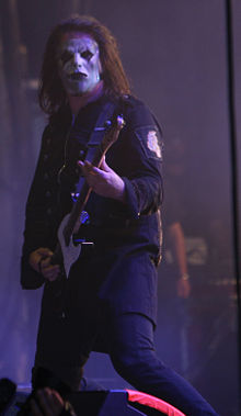 Jim Root performing in Slipknot at the Mayhem Festival in 2008