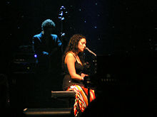 Norah Jones playing at the Blaisdell Arena, Hawaii (23 April 2005)