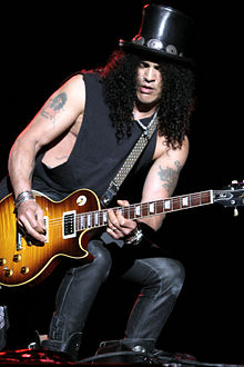 Slash performing with Velvet Revolver