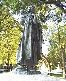 Sakakawea-statue-bismarck-nd-2004.jpg