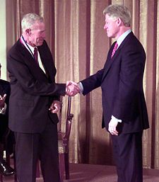 Bill Clinton awarding Solow the National Medal of Science (1999)