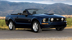 2008 Ford Mustang GT Convertible 1-crop.jpg