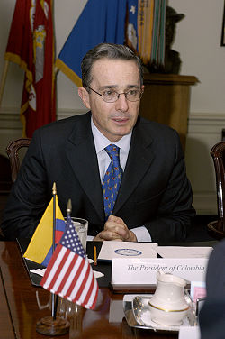 Kolumbianischer Präsident Alvaro Uribe 2004.jpg