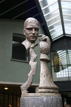 Sculpture of Euwe in Amsterdam by artist José Fijnaut