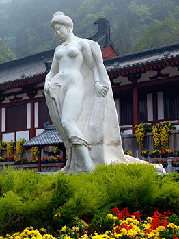 Statue of Yang Guifei bathing in Huaqing Pool, near Xi'an.