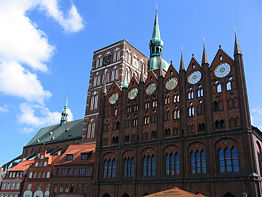 Stralsund: Old Market Square with the Town Hall and the Nikolaikirche