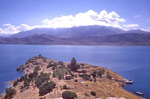 Le lac de Van vu de l'ïle d'Adhamar.jpg