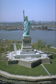 Freiheitsstatue NYC full.jpg