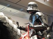 An dummy wearing 15th-century armour and holding a mace in its right hand