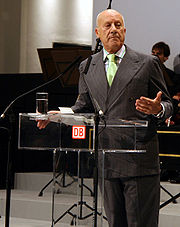 1999 winner Norman Foster, giving a speech behind a lecturn