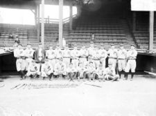 Black and white photo of 21 baseball players in two rows; the back row stands while the front row kneels